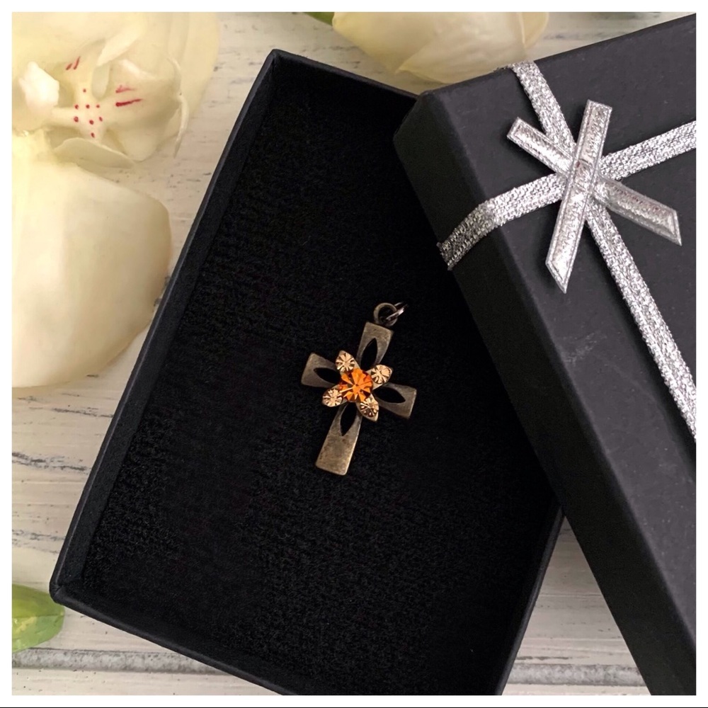 NWOT⚜️ Cross w/Crystals Pendant